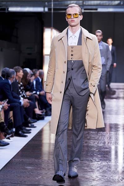 مجموعة Ricardo Tisci الأولى لدار Burberry... تصاميم راقية بلمسة جريئة